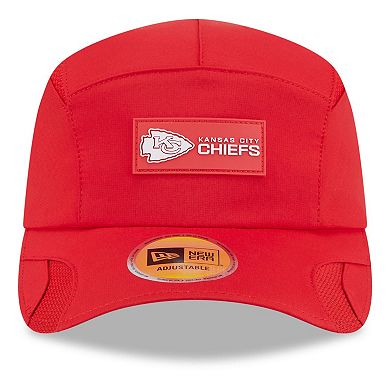 Men's New Era Red Kansas City Chiefs 2025 Sideline Runner Adjustable Hat