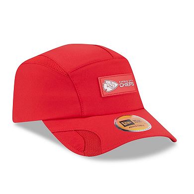Men's New Era Red Kansas City Chiefs 2025 Sideline Runner Adjustable Hat