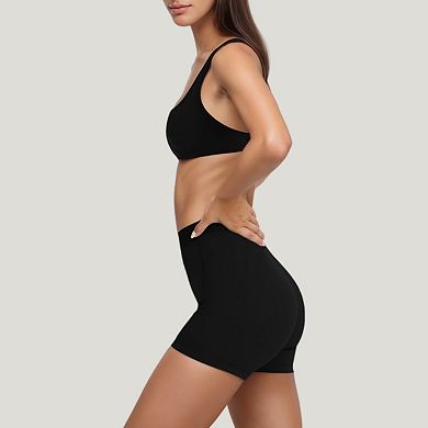 Women's Scoop Neck Racerback Sports Bra with Wide Straps and Seamless Underbust Design