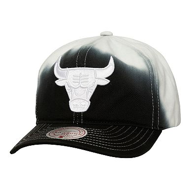 Men's Mitchell & Ness Black/White Chicago Bulls Dip Dye Pro Crown Adjustable Hat
