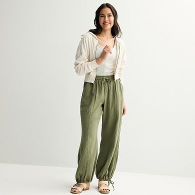 Get ready to embrace comfort and style with these chic Gloria Vanderbilt cropped jeans that will quickly become your go-to favorite.