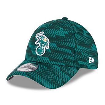 Men's New Era Green Athletics 2025 MLB Clubhouse 39THIRTY Flex Hat