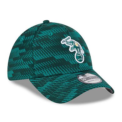 Men's New Era Green Athletics 2025 MLB Clubhouse 39THIRTY Flex Hat