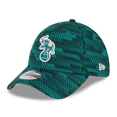 Men's New Era Green Athletics 2025 MLB Clubhouse 39THIRTY Flex Hat