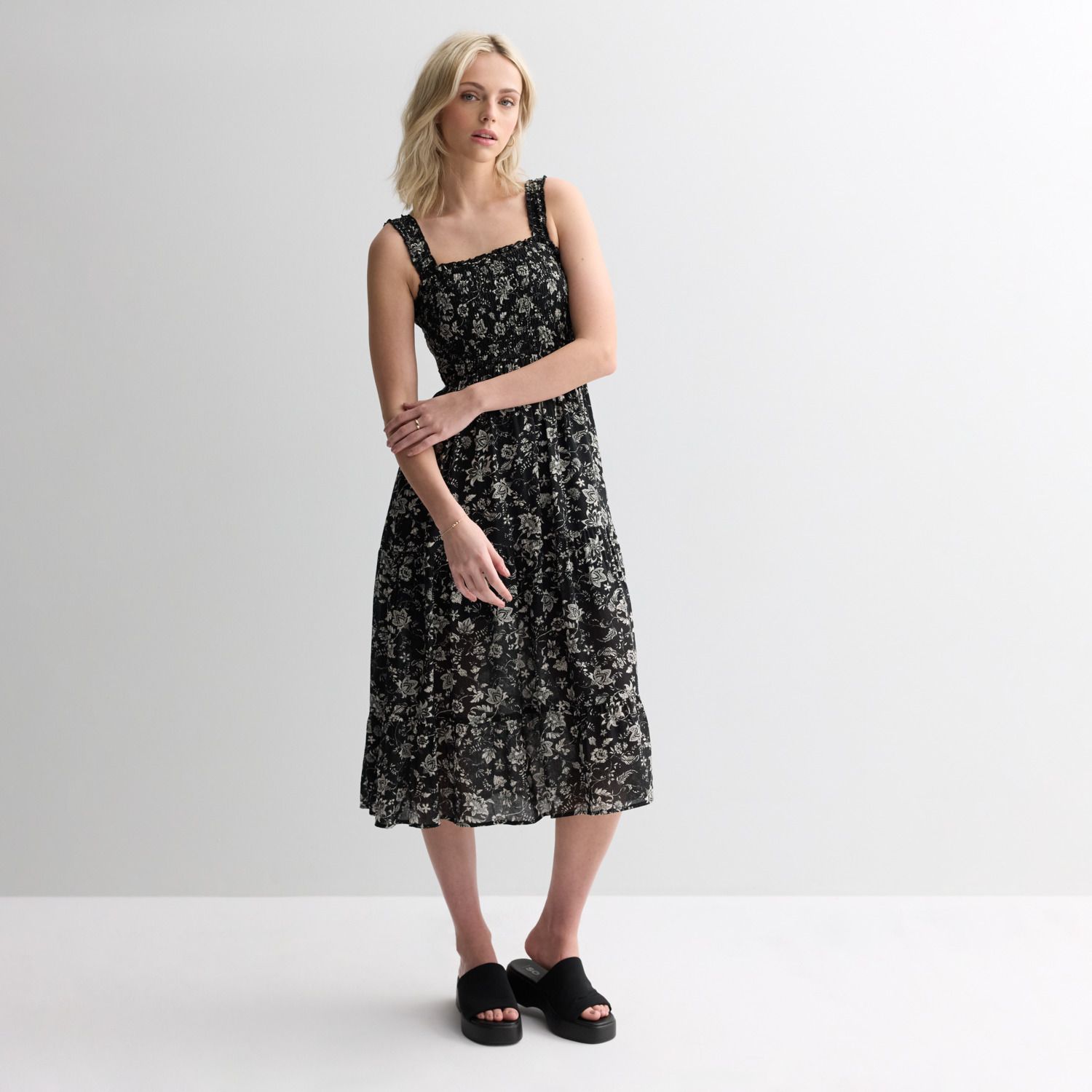 Женские платья Live Juniors' Live To Be Spoiled Smocked Bodice Midi Dress