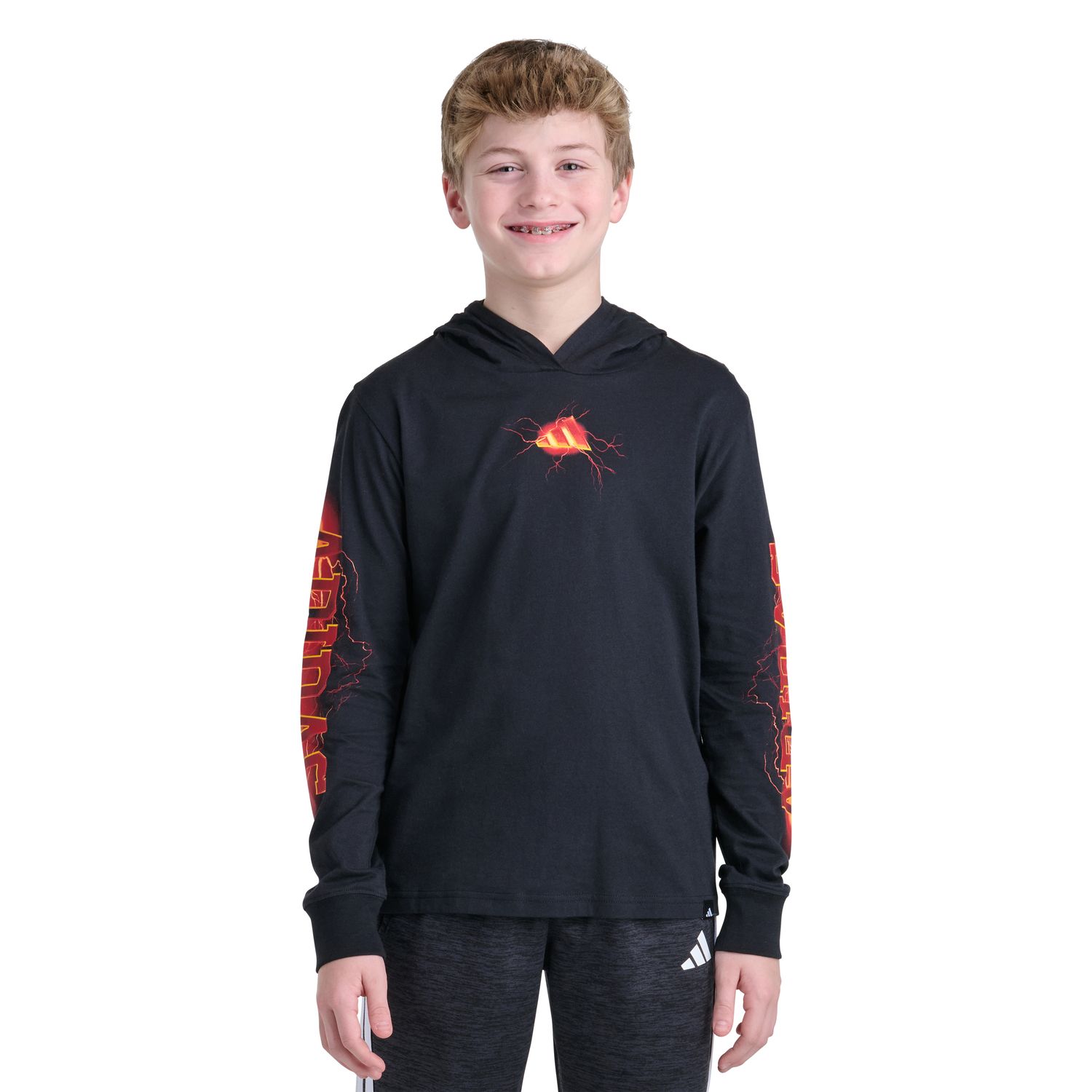 Футболка adidas Long Sleeve Hooded Energy Graphic Tee для мальчиков, цвет: Чёрный красный
