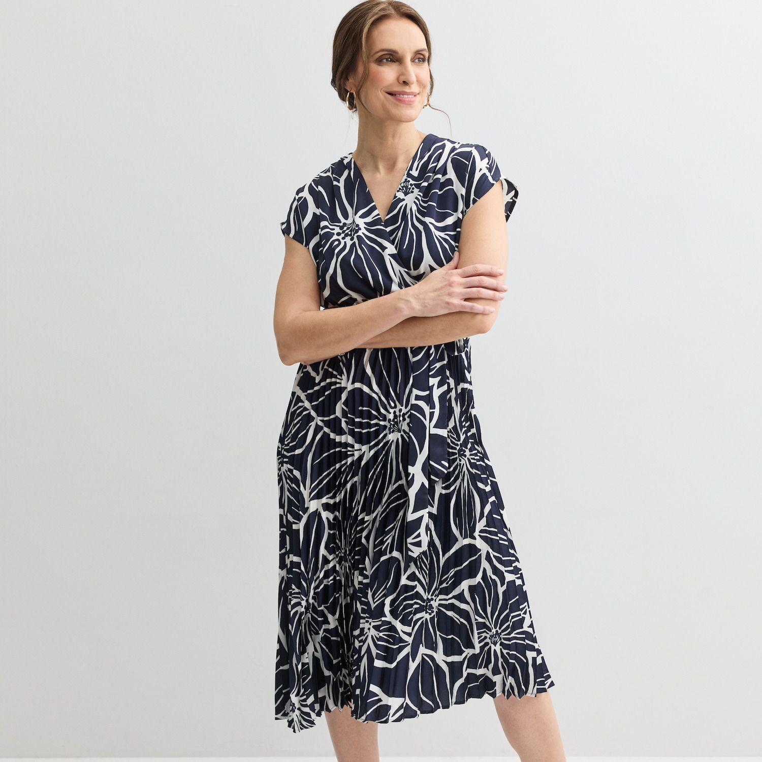 Женские платья Sandra Darren Petite Sandra Darren Surplice Pleated Midi Dress
