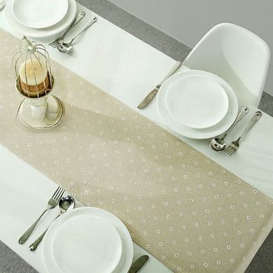 Dainty Daisy Print Tablecloth with Soft Neutral Background