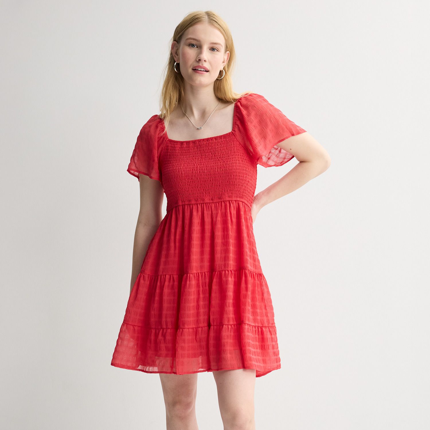 Женские платья Rewind Juniors' Rewind Flutter Sleeve Smocked Dress