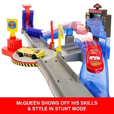Mattel Disney / Pixar's Cars Piston Cup Stunting Speedway Playset with Lightning McQueen Car