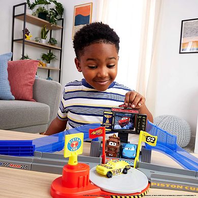 Mattel Disney / Pixar's Cars Piston Cup Stunting Speedway Playset with Lightning McQueen Car