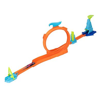 Hot Wheels Stunt Tracks Loop Flag Finish Track with Die-Cast Toy Car