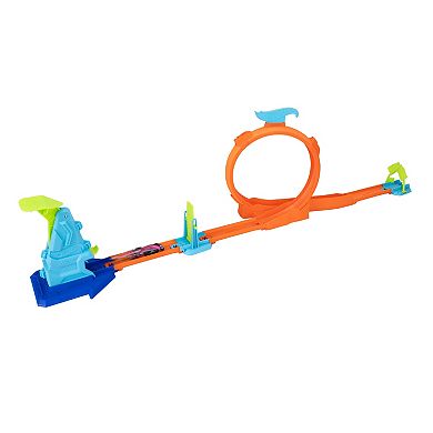 Hot Wheels Stunt Tracks Loop Flag Finish Track with Die-Cast Toy Car