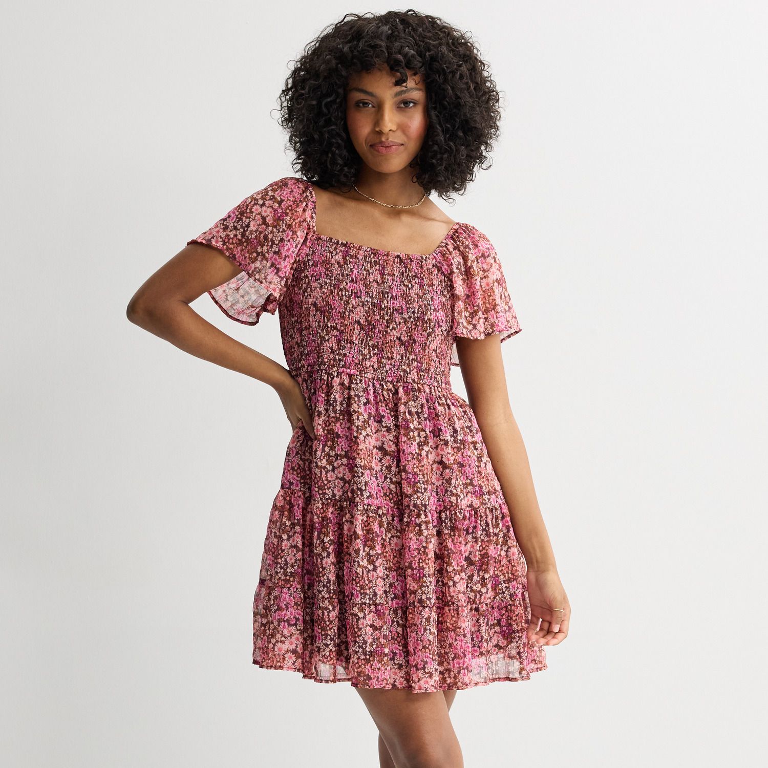 Женские платья Rewind Juniors' Rewind Smocked Flutter Sleeve Skater Dress