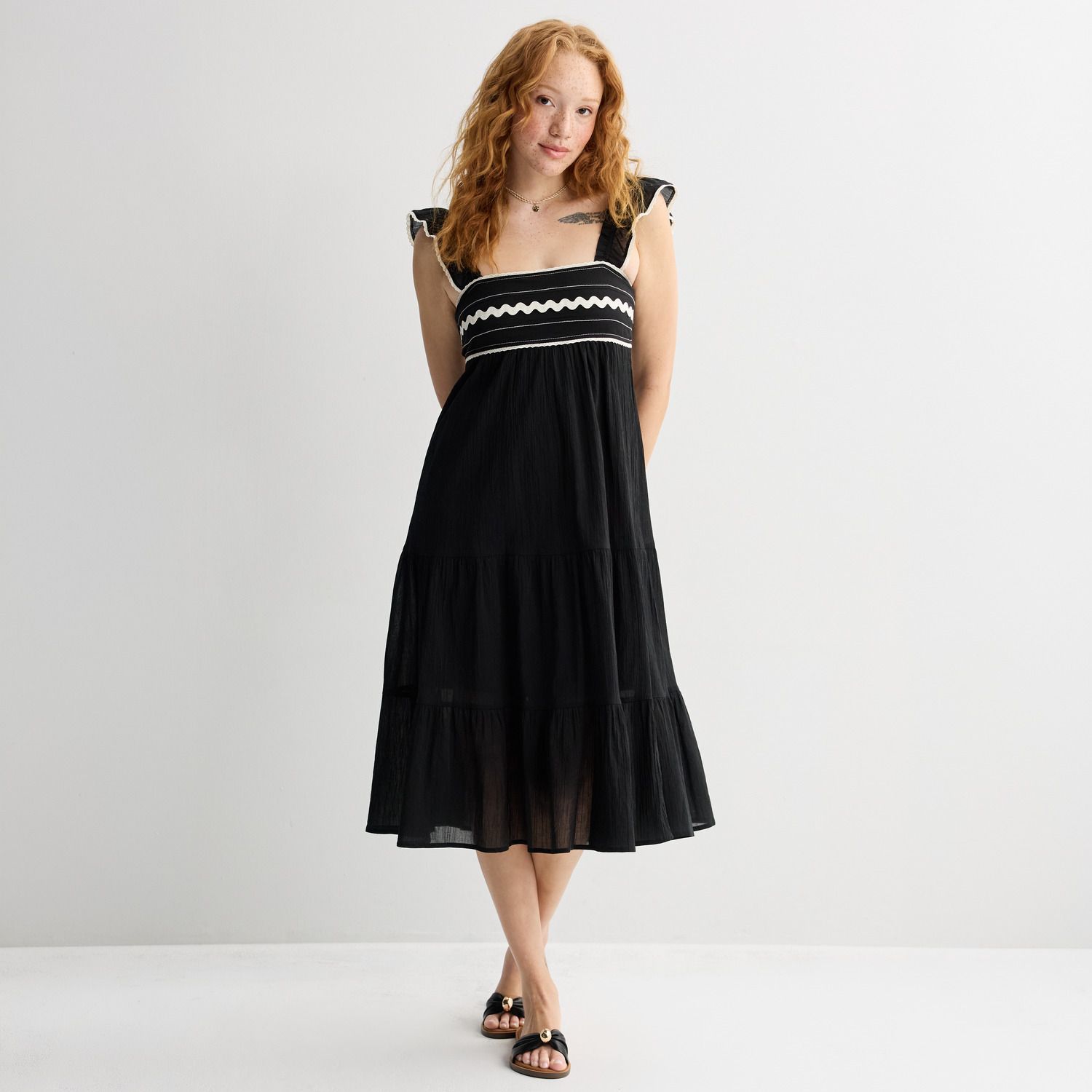 Женские платья Rewind Juniors' Rewind Embroidered Flutter Strap Midi Dress