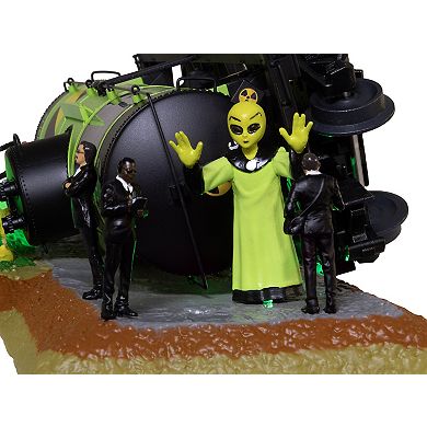 Lionel Area 51 Plug-Expand-Play Tank Car Accident O Gauge Model Train Accessory