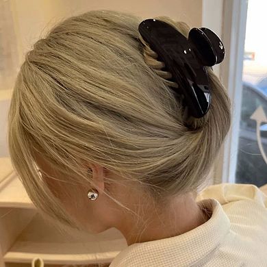 Curved Hair Claw Clip with Smooth Finish and Secure Hold