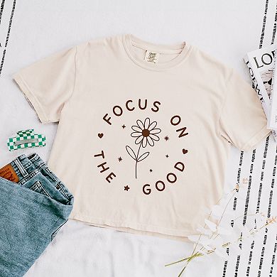 Focus On The Good Daisy - Women's Boxy Crop Top Graphic T-Shirt