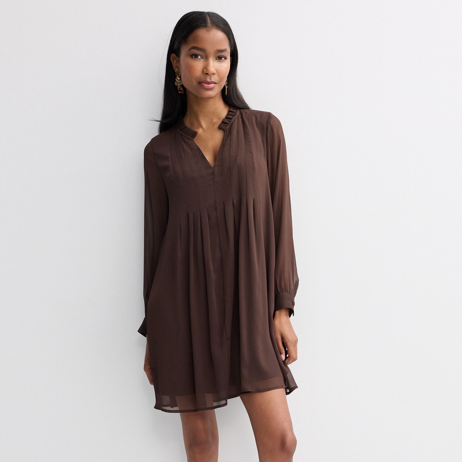 Женские платья Petite Nine West Ruffle Neck Pintuck Mini, цвет: Шоколадный коричневый