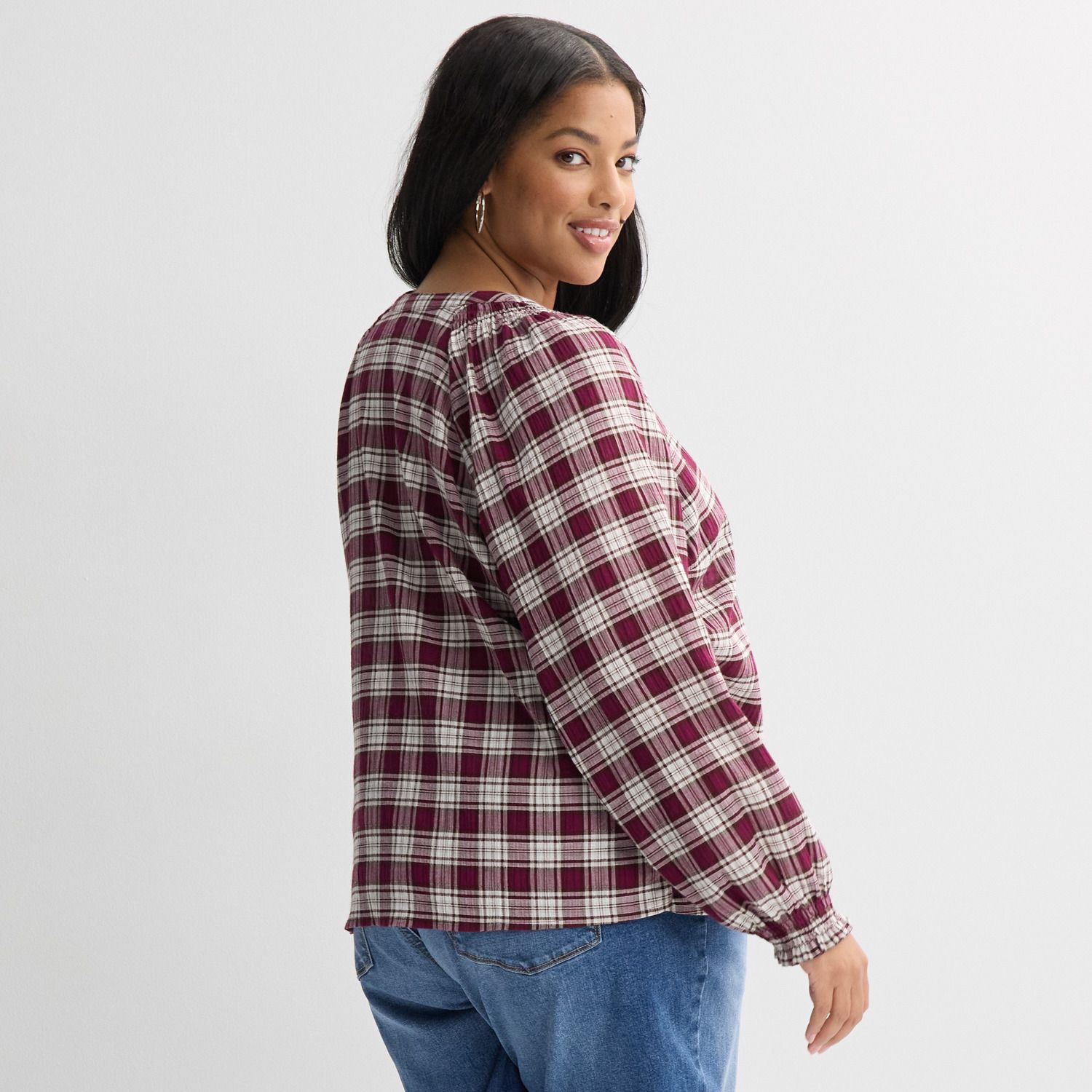 Женские топы Plus Size Sonoma Goods For Life® Smocked Wrist Henley, цвет: Ягодный коричневый клетчатый — фото 2
