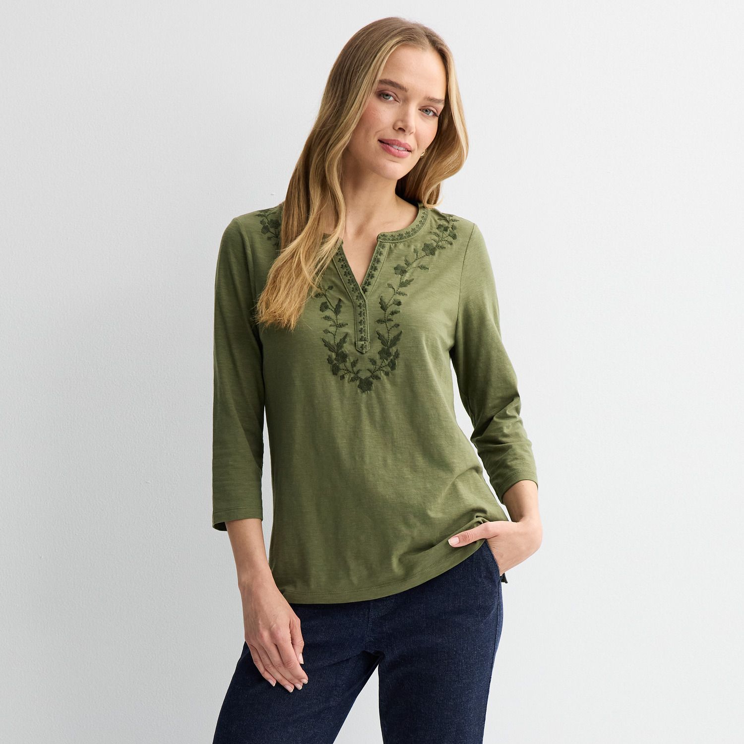 Женский топ Croft & Barrow Embroidered Split Neck, цвет: Оливковый — фото 1