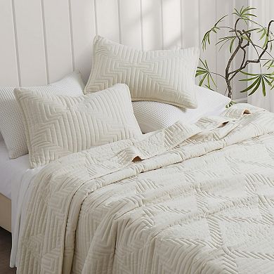 Lightweight soft bedspread with basket weave geometric stitching