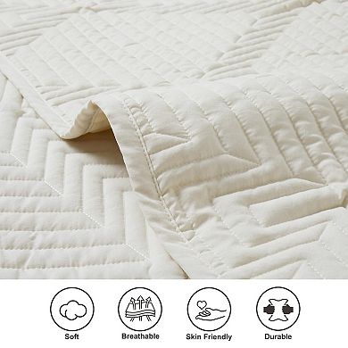 Lightweight soft bedspread with basket weave geometric stitching