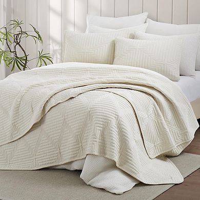 Lightweight soft bedspread with basket weave geometric stitching