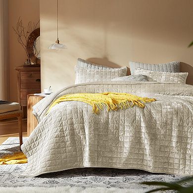 Lightweight oversized bedspread with stitched seams