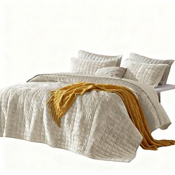 Lightweight oversized bedspread with stitched seams