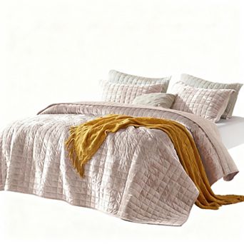 Lightweight oversized bedspread with stitched seams