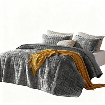 Lightweight oversized bedspread with stitched seams