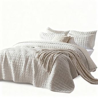 Lightweight oversized bedspread with stitched seams