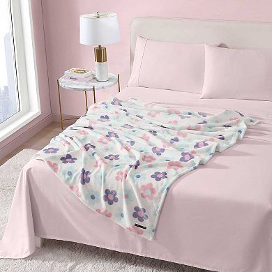 Betsey Johnson Retro Daisy Toss Throw Blanket