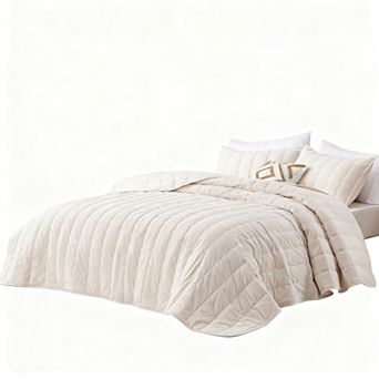Super soft and lightweight all-season bedspread