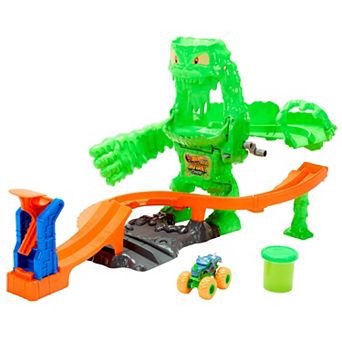 Mattel Hot Wheels Monster Trucks Mutant Monster Takedown Playset