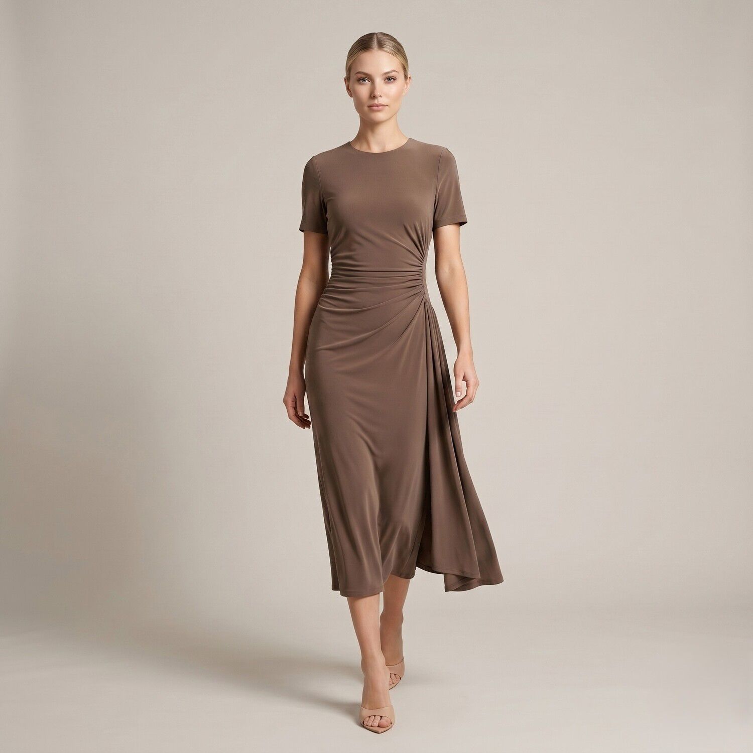 Женское платье Maison Tara Ruched Midi Dress with Short Sleeves — фото 2