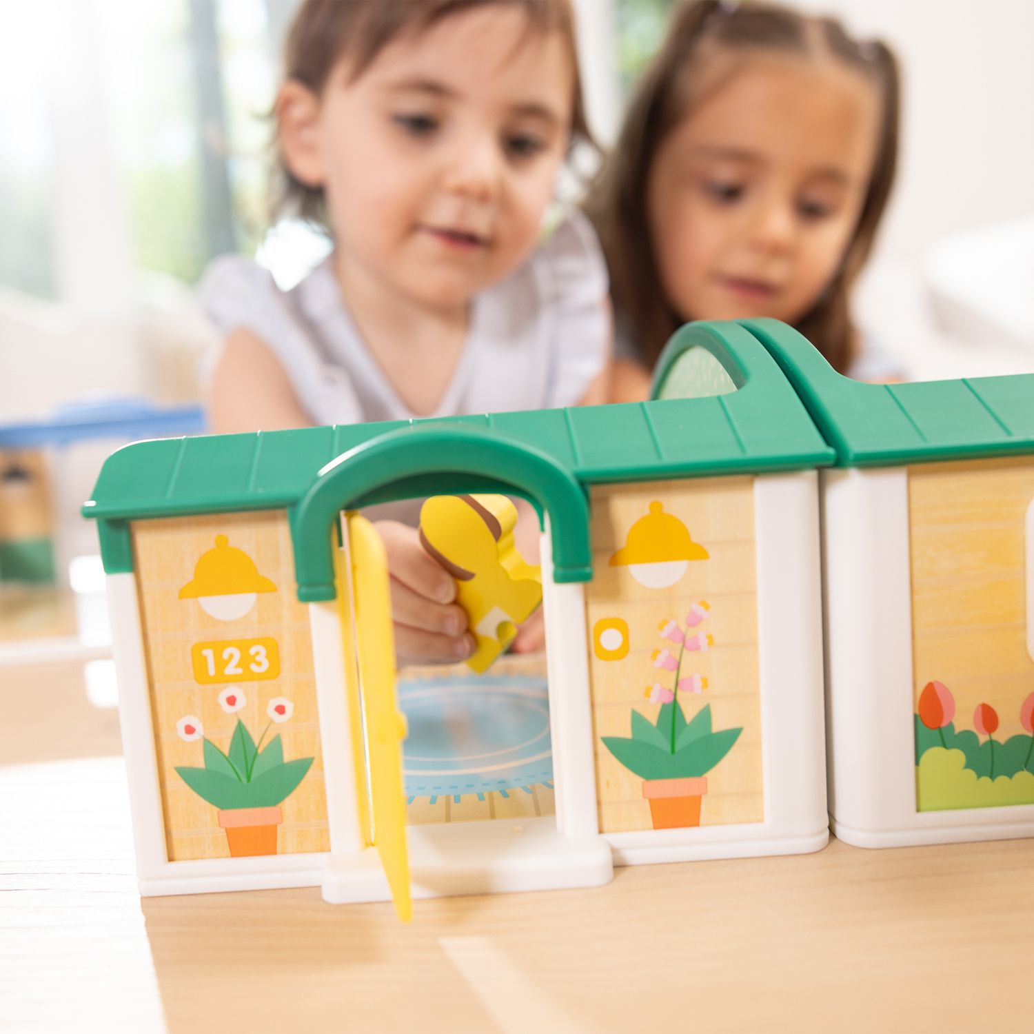 Детские фигурки Melissa & Doug Cheery Lane House 13 pc Play Set with Movable Rooms — фото 3