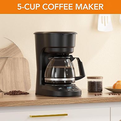 Compact coffee machine equipped with digital clock and programmable timer