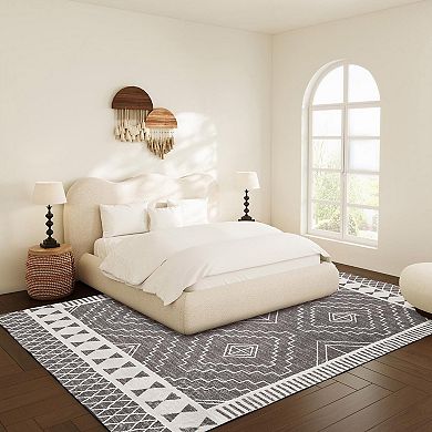HomeRoots Gray And White Geometric Distressed Washable Area Rug