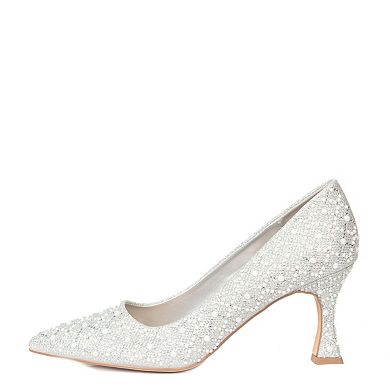 Pointed-toe pump