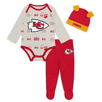 Newborn Outerstuff Heather Gray Kansas City Chiefs Huddles & Giggles 3 pc Pant and Hat Set