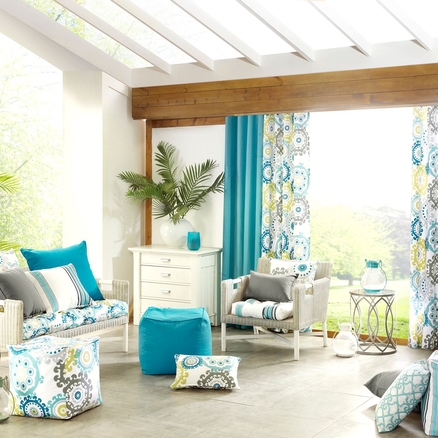 Transform Your Living Room into a Serene Beach Retreat with Coastal Home Décor