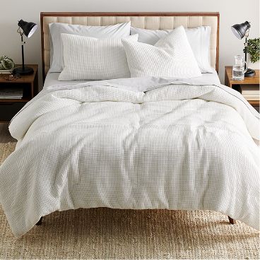Full gray comforter and pillows
